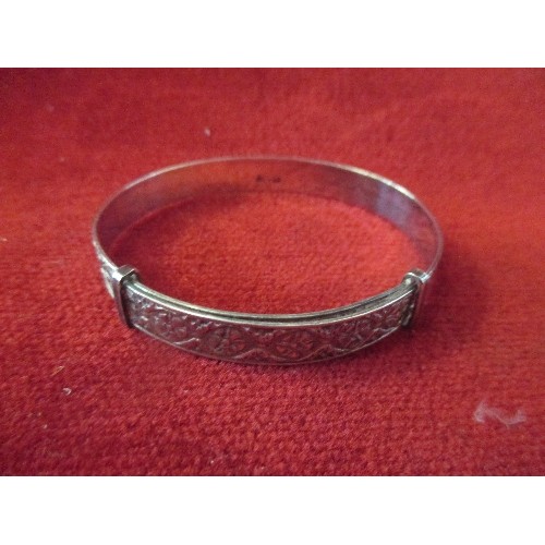 28 - A SILVER BRACELET WITH OVAL LINKS, MARKED 925 AND AN EXPANDABLE BRACELET WITH A FLOWER DESIGN, MARKE... 