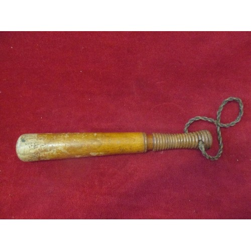 69 - AN EARLY 20TH CENTURY OAK TRUNCHEON WITH TURNED WOOD HANDLE AND LEATHER STRAP - 28CM