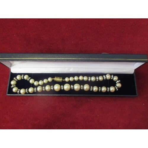 46 - A LOVELY QUALITY 1930'S GRADUATED SIMULATED PEARL NECKLACE WITH FRENCH JET AND DIAMANTE LINKS. LARGE... 