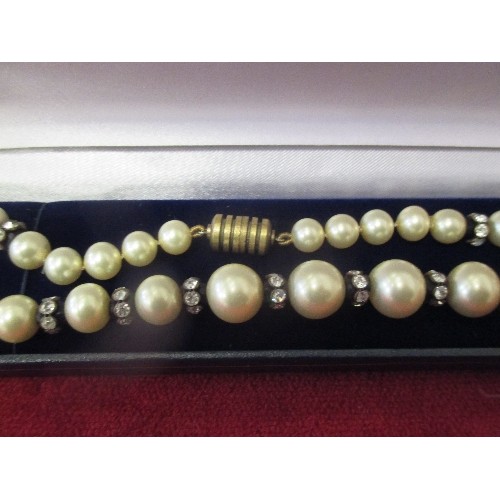 46 - A LOVELY QUALITY 1930'S GRADUATED SIMULATED PEARL NECKLACE WITH FRENCH JET AND DIAMANTE LINKS. LARGE... 