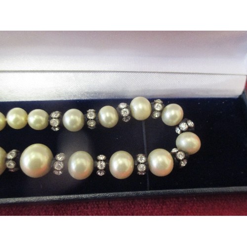 46 - A LOVELY QUALITY 1930'S GRADUATED SIMULATED PEARL NECKLACE WITH FRENCH JET AND DIAMANTE LINKS. LARGE... 