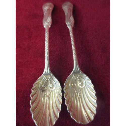 136 - FIVE VICTORIAN TEASPOONS, COMPRISING THREE WITH ORNATE PIERCED ROCOCO STYLE HANDLES - LONDON 1895, G... 