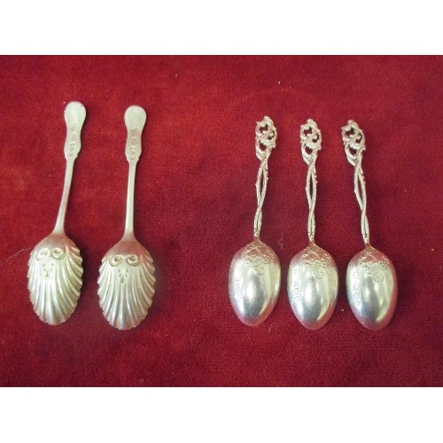 136 - FIVE VICTORIAN TEASPOONS, COMPRISING THREE WITH ORNATE PIERCED ROCOCO STYLE HANDLES - LONDON 1895, G... 