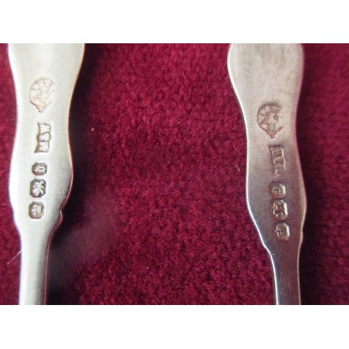 136 - FIVE VICTORIAN TEASPOONS, COMPRISING THREE WITH ORNATE PIERCED ROCOCO STYLE HANDLES - LONDON 1895, G... 