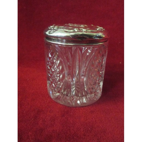 35 - AN EDWARDIAN DRESSING TABLE JAR WITH STERLING SILVER LID, EMBOSSED WITH WINGED CHERUBS. BIRM 1906, B... 