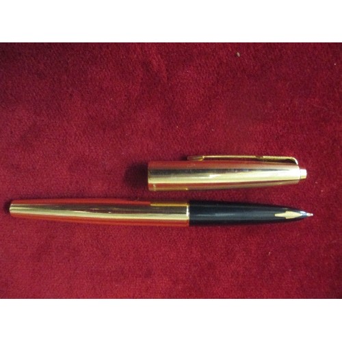 118 - A VINTAGE PARKER 61 CUSTOM FLIGHTER FOUNTAIN PEN IN GOLD PLATED ENGINE TURNED CASE - WITH ORIGINAL P... 