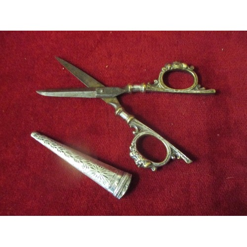 80 - A PAIR OF EARLY 19TH CENTURY SEWING SCISSORS IN A SILVER METAL BRIGHT CUT CASE. THE ORNATE SCISSOR H... 