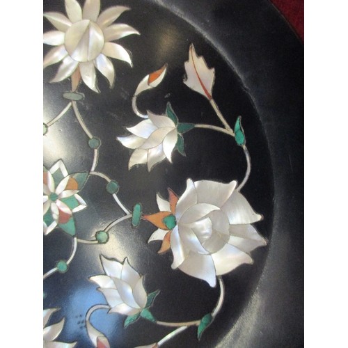 85 - A PIETRA DURA PLAQUE INLAID WITH MOTHER OF PEARL AND MALACHITE - 20CM DIA