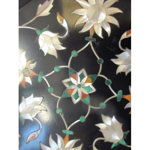 85 - A PIETRA DURA PLAQUE INLAID WITH MOTHER OF PEARL AND MALACHITE - 20CM DIA