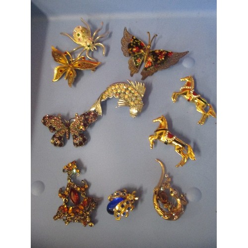 22 - A SELECTION OF VINTAGE COSTUME JEWELLERY BROOCHES INCLUDING A BEAUTIFUL LIZARD BROOCH WITH CITRINE C... 