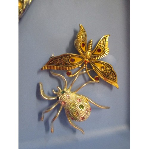 22 - A SELECTION OF VINTAGE COSTUME JEWELLERY BROOCHES INCLUDING A BEAUTIFUL LIZARD BROOCH WITH CITRINE C... 