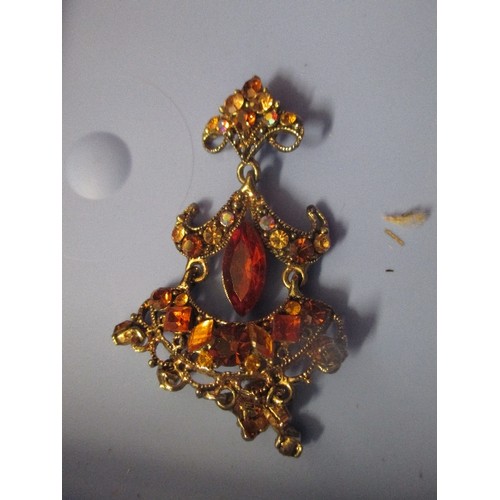 22 - A SELECTION OF VINTAGE COSTUME JEWELLERY BROOCHES INCLUDING A BEAUTIFUL LIZARD BROOCH WITH CITRINE C... 