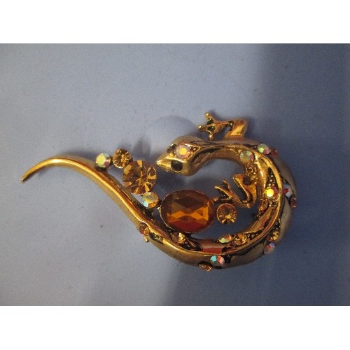 22 - A SELECTION OF VINTAGE COSTUME JEWELLERY BROOCHES INCLUDING A BEAUTIFUL LIZARD BROOCH WITH CITRINE C... 