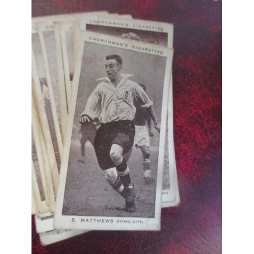 288 - A GOOD COLLECTION OF CIGARETTE CARDS IN A VINTAGE BOX - MANY CIRCA 1930'S. INCLUDES PLAYERS CRICKETE... 