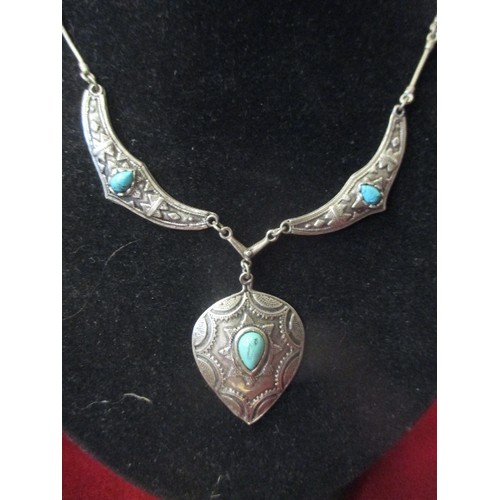 78 - A SILVER AND TURQUOISE NECKLACE IN THE EDWARDIAN STYLE, THE BACK MARKED IN THREE PLACES 