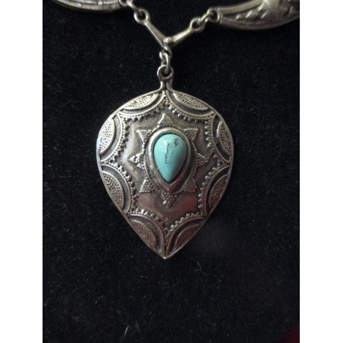 78 - A SILVER AND TURQUOISE NECKLACE IN THE EDWARDIAN STYLE, THE BACK MARKED IN THREE PLACES 