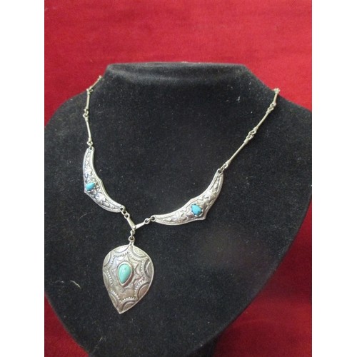 78 - A SILVER AND TURQUOISE NECKLACE IN THE EDWARDIAN STYLE, THE BACK MARKED IN THREE PLACES 