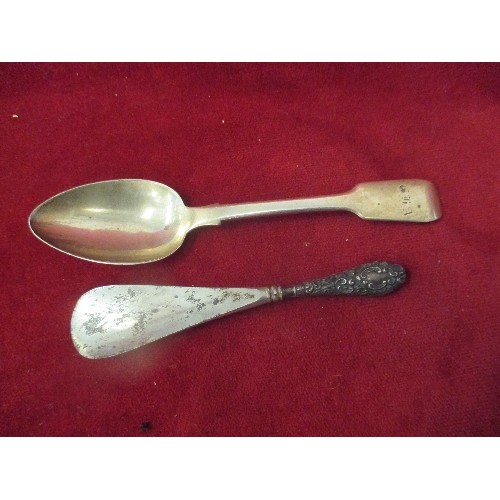 87 - A GEORGIAN SILVER FIDDLE PATTERN DESSERT SPOON, LONDON 1828, WITH MONOGRAM 