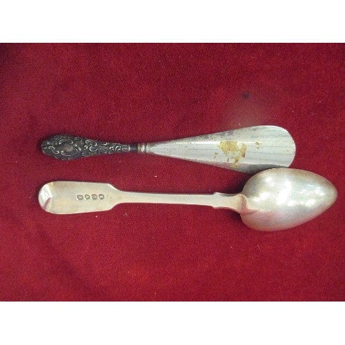 87 - A GEORGIAN SILVER FIDDLE PATTERN DESSERT SPOON, LONDON 1828, WITH MONOGRAM 