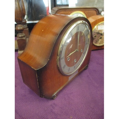 275 - A MID 20TH CENTURY SMITHS MANTLE CLOCK IN WALNUT VENEER WITH WESTMINSTER CHIME, WITYH KEY - PRESENTE... 