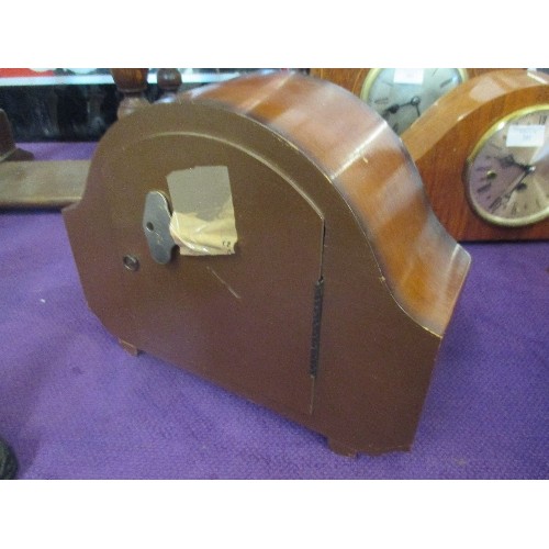 275 - A MID 20TH CENTURY SMITHS MANTLE CLOCK IN WALNUT VENEER WITH WESTMINSTER CHIME, WITYH KEY - PRESENTE... 