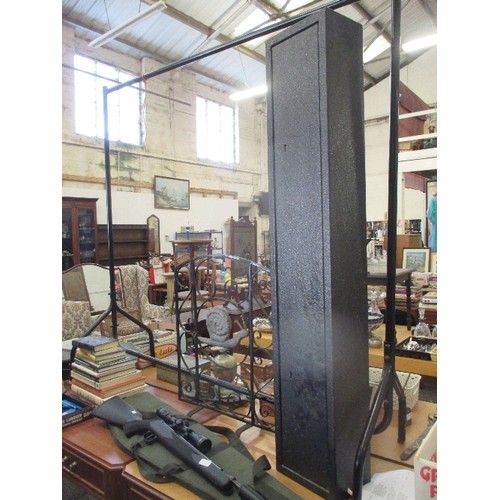 316 - BLACK METAL GUN CABINET WITH TWO LOCKS AND KEYS - 133CM