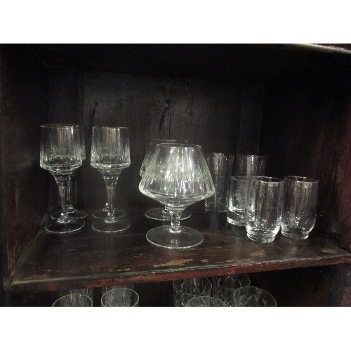 263B - QUANTITY OF GOOD QUALITY DRINKING GLASSES INC CUT GLASS TUMBLERS, WINE GLASSES ETC