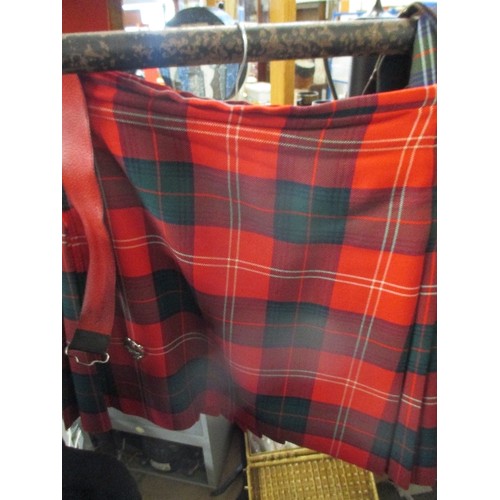 246 - GENTS SCOTTISH NATIONAL DRESS WOOL KILT IN RED TARTAN TOGETHER WITH A BROWN LEATHER SPORRAN, ALSO A ... 