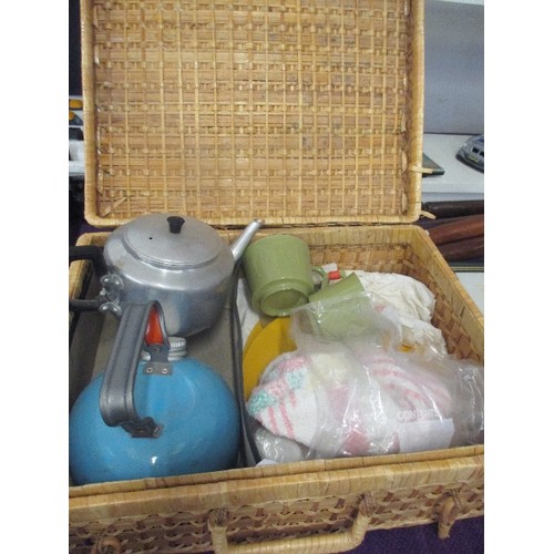 82 - RETRO PICNIC BASKET WITH BLUE CAMPING KETTLE AND TEAPOT, 2 GREEN MELAWARE CUPS, 2 YELLOW MELMEX PLAT... 