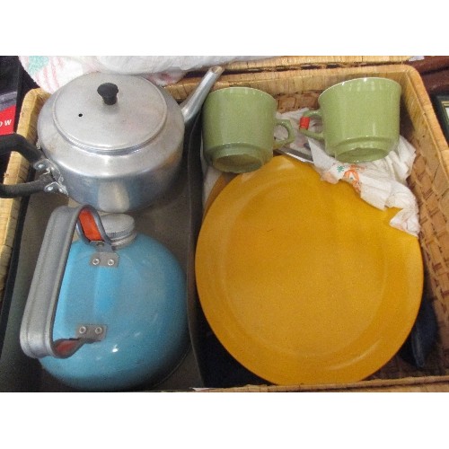 82 - RETRO PICNIC BASKET WITH BLUE CAMPING KETTLE AND TEAPOT, 2 GREEN MELAWARE CUPS, 2 YELLOW MELMEX PLAT... 