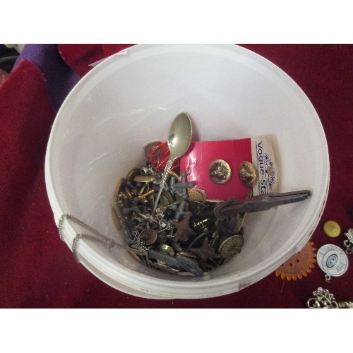 160 - MIXED TUB OF BADGES, BROOCHES, THIMBLE, SPOONS ETC