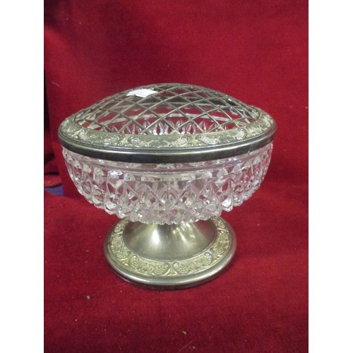 206 - COLLECTION OF GLASS ANIMALS, GLASS ROSEBOWL, IN A LOVELY WOVEN BASKET