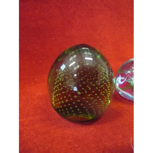 339 - FOUR GLASS PAPERWEIGHTS INC CONTROLLED BUBBLE, SPIRAL ERUPTION