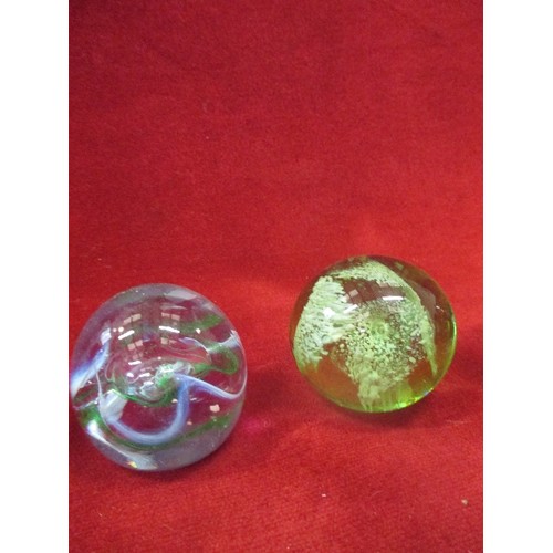 339 - FOUR GLASS PAPERWEIGHTS INC CONTROLLED BUBBLE, SPIRAL ERUPTION