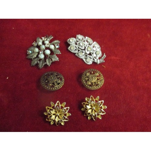 28 - BAG OF BROOCHES AND BUTTONS INC SARAH COVENTRY