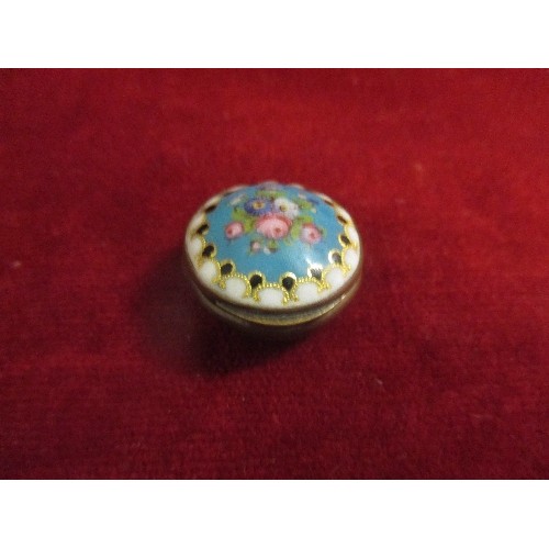 30 - A PRETTY ENAMEL PATCH OR PILL BOX, THE LID DECORATED WITH ENAMELLED ROSES, GILT INTERIOR - 2.5 CM