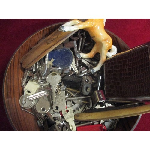 32 - BOWL OF MIXED VINTAGE ITEMS INC OVER 100 KEYS, 3 X MINIATURE KNIVES (FROM GHURKA KUKRI), CIGARETTE C... 