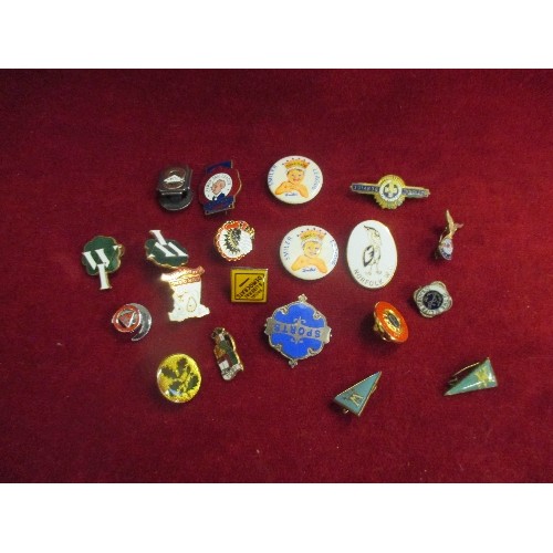 15 - COLLECTION OF VINTAGE LAPEL AND PIN BADGES, SOME ENAMELLED. INCLUDES STERLING SILVER USDAW BADGE, TE... 