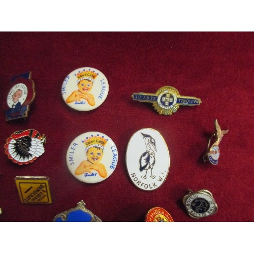 15 - COLLECTION OF VINTAGE LAPEL AND PIN BADGES, SOME ENAMELLED. INCLUDES STERLING SILVER USDAW BADGE, TE... 