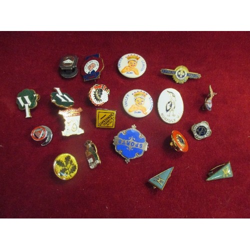 15 - COLLECTION OF VINTAGE LAPEL AND PIN BADGES, SOME ENAMELLED. INCLUDES STERLING SILVER USDAW BADGE, TE... 