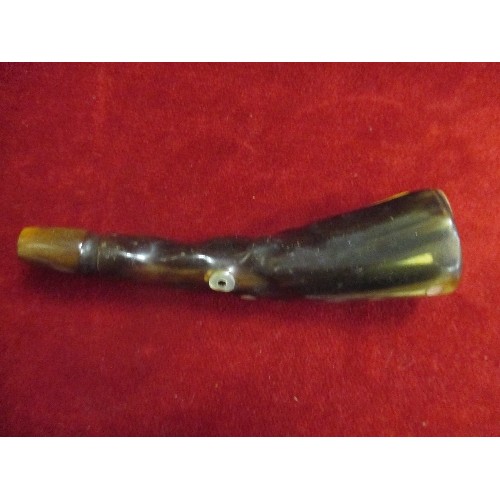 20 - AN INTERESTING VINTAGE HORN ITEM, PROBABLY A POWDER FLASK, INLAID WITH MOTHER OF PEARL - 12CM