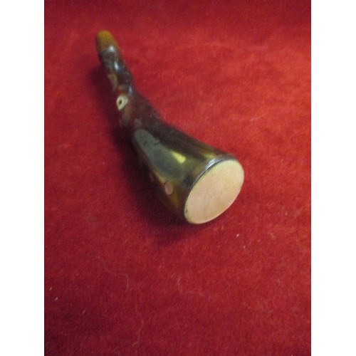 20 - AN INTERESTING VINTAGE HORN ITEM, PROBABLY A POWDER FLASK, INLAID WITH MOTHER OF PEARL - 12CM