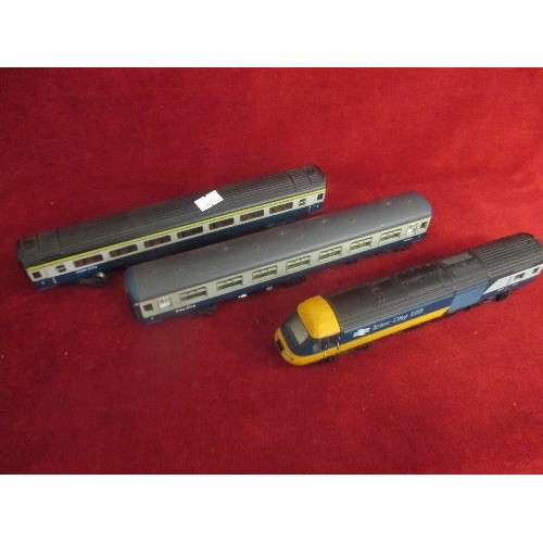 58 - HORNBY INTERCITY 125 LOCOMOTIVE AND TWO CARRIAGES