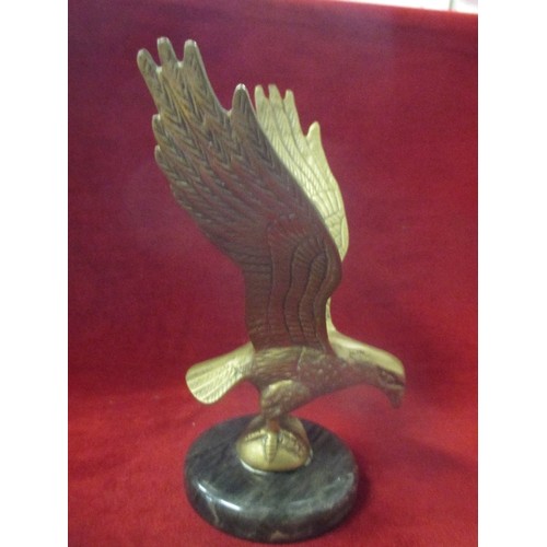 96 - BRASS EAGLE ON A MARBLE BASE AND A GLASS MUSHROOM