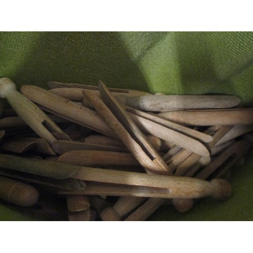 113 - VINTAGE PEG BAG FULL OF WOODEN DOLLY PEGS