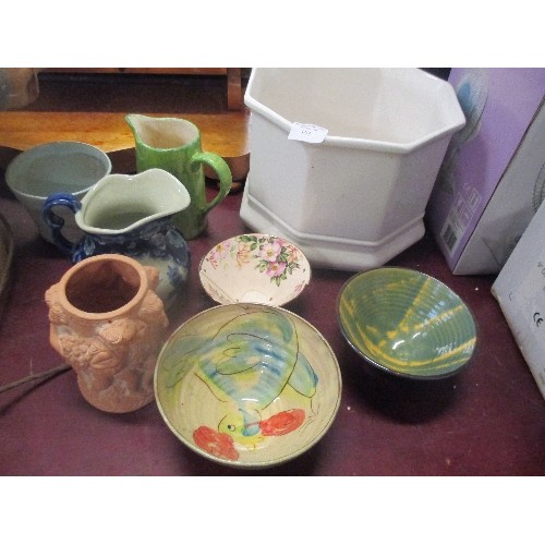 193 - STUDIO AND OTHER CERAMICS INCLUDING A VANESSA CONYERS BOWL, COCKEREL BOWL WITH MONOGRAM ETC