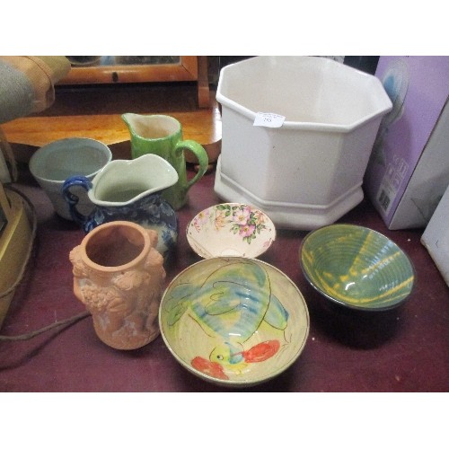 193 - STUDIO AND OTHER CERAMICS INCLUDING A VANESSA CONYERS BOWL, COCKEREL BOWL WITH MONOGRAM ETC