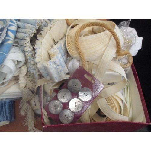 202 - QUANTITY OF UPHOLSTERY AND TAPESTRY ITEMS INC WEBBING, BRAID, TASSELS, FRINGE ETC