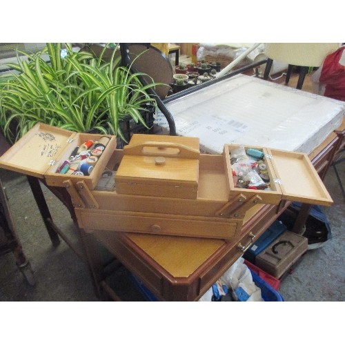 227 - WOODEN CANTILEVER SEWING BOX WITH CONTENTS OF THREADS, BUTTONS, SCISSORs & OTHER SEWING ACCESSORIES