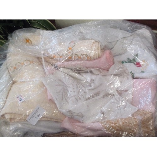 240 - BAG OF GOOD HOUSEHOLD LINEN -SOME VINTAGE. INCLUDES A WHITE DAMASK TABLECLOTH 200CM X 150CM, ALSO DA... 